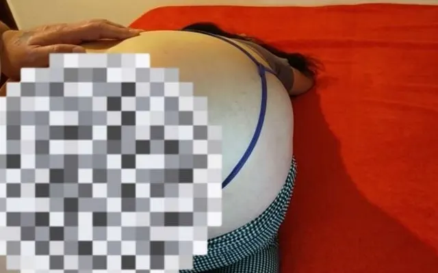 Schlampe MILF bittet darum, ihren großen Arsch zu ficken, während sie mit einem Spielzeug in ihre Mu