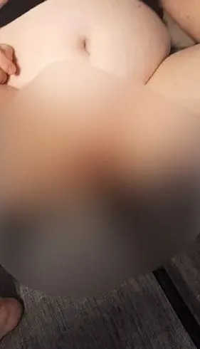 Geil von der Fickmaschine besorgen lassen auf der Couch