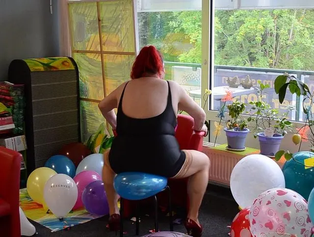 Mit dem Arsch Ballons gepopt.Massenpop!!