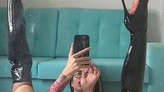 Masurbation Solo-Video mit hohen PVC-Stiefeln auf mir