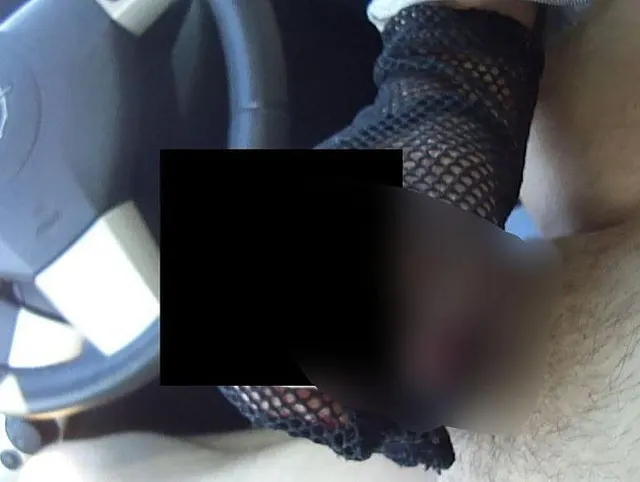 Auf dem Parkplatz den Schwanz im Auto leicht gewichst