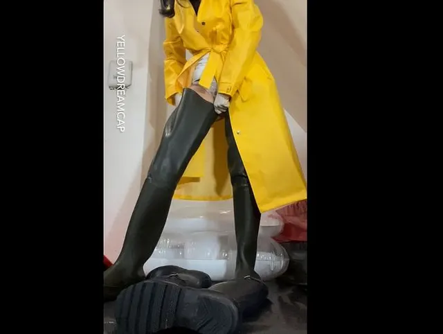Geiles feeling mit meinen großen Gummihandschuhen in der Fotze und Watstiefeln