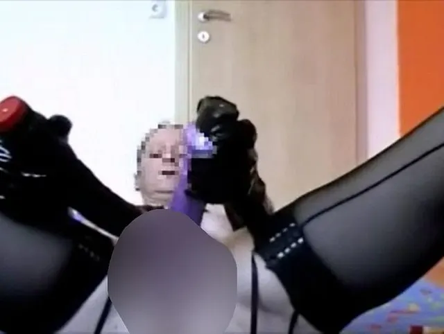 Zickenpussy fickt dicken Vibrator Part I