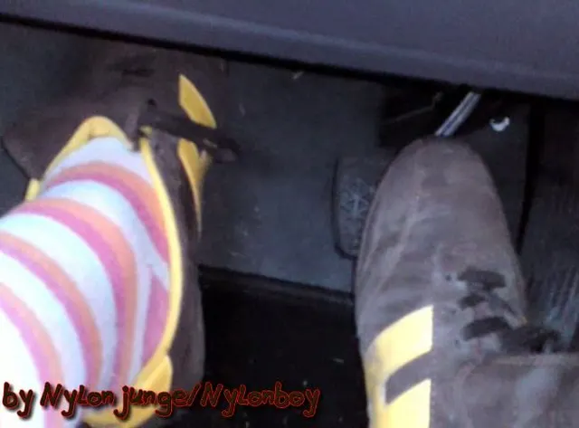 FAN 13 - Ringelsocken und Sneaker im Auto