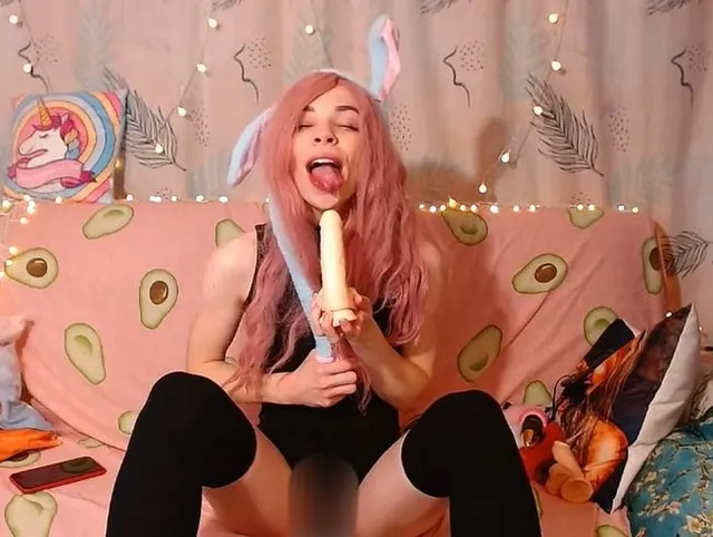 Erstaunlicher Deepthroat und lutschender Dildo