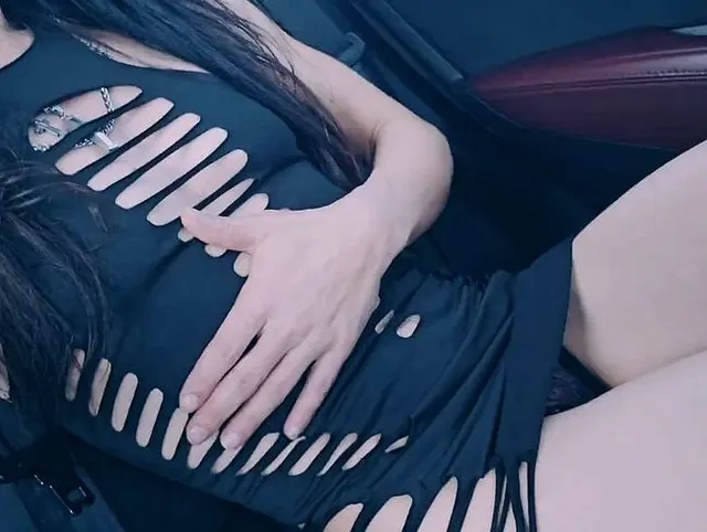 Natalie Carter 4K, explizite Pussy-Höschen-Schiebe-Autofahrt