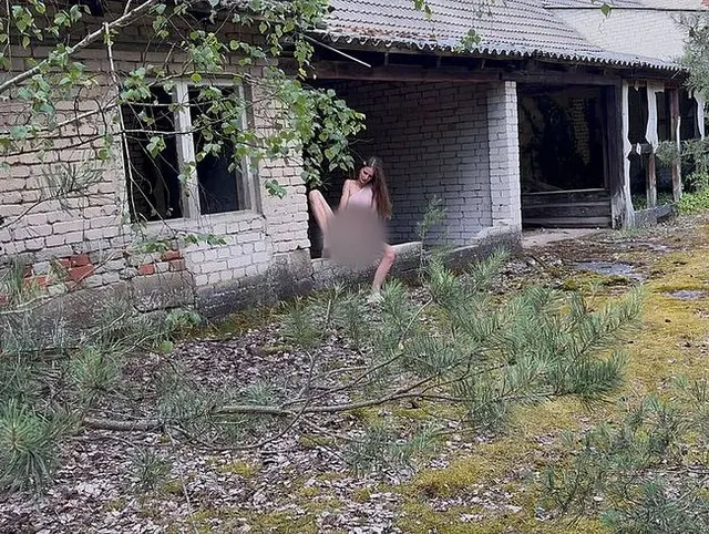 Lost Place Bitch gönnt sich dicken Riemen