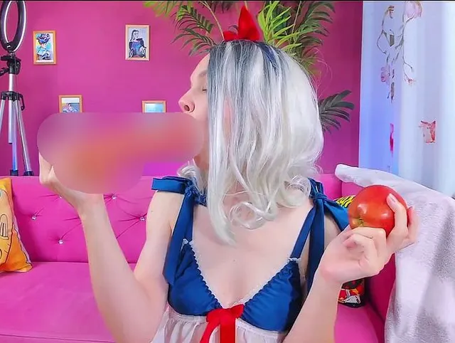 Deepthroat – Geile Märchenprinzessin schluckt großen Dildo!