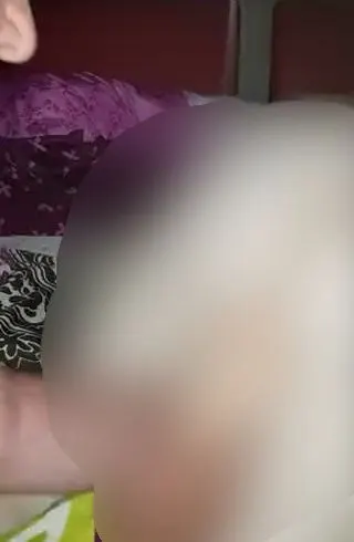 Von hinten mit Dildo und Fingern