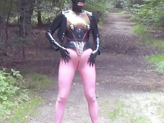 Latexpuppe in rosa Leggings mit durchstechenden Einsätzen großer Butt Plug in Public