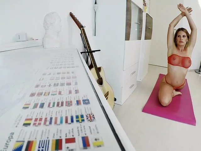 Geile Blondine macht Yoga u wird gefickt u bläst geil...