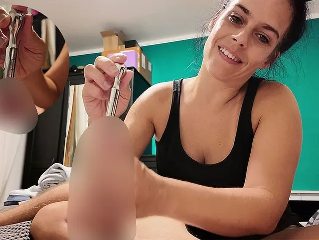 Mit großem Dilator im Schwanz zum abspritzen gewichst