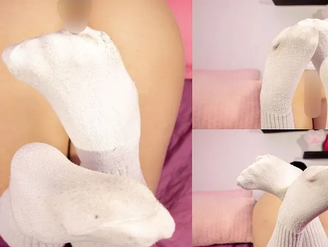 Lucy kommt mit ihren verschwitzten Socken von der Schule nach Hause