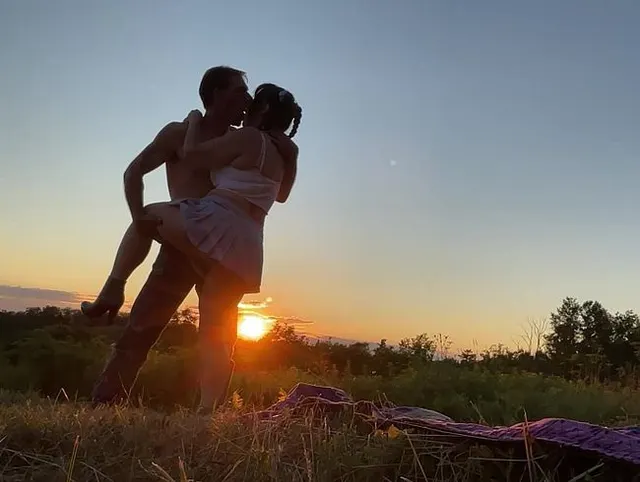 Sex im Freien auf dem Berg bei Sonnenuntergang