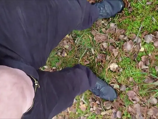 Pissen im Wald