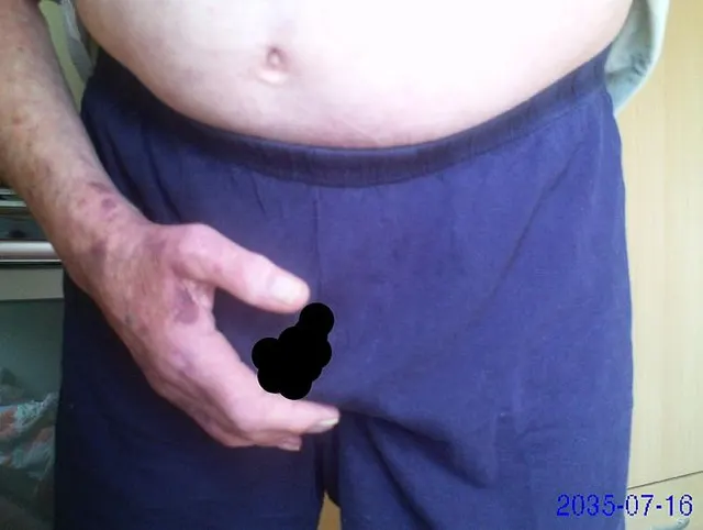 den Sack massiert und in der unterhose den schwanz bearbeitet