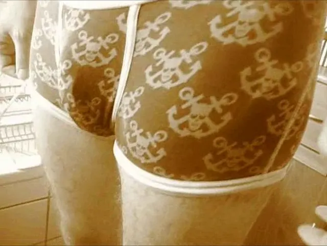 Shorts voll fremder Frauenpisse