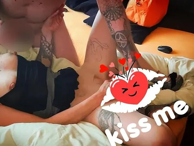 Mitbewohner fickt mich mit BBC Dildo bis es mir kommt... Und spritzt mir dabei auf die Tittchen