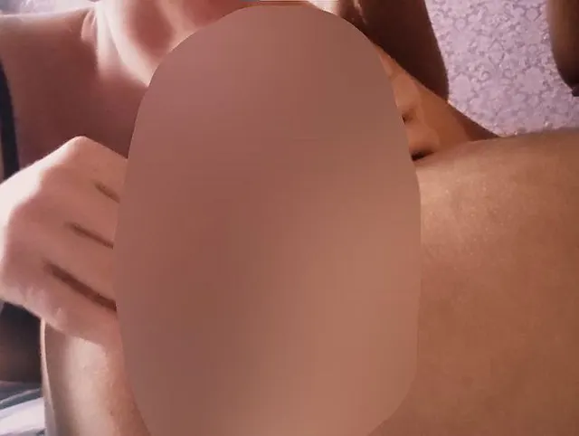 Heiße Milf gibt Prostatamassage und melkt seinen Schwanz