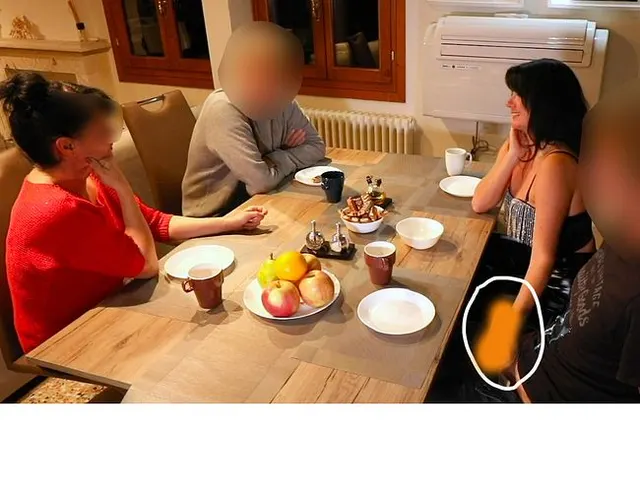 19 Jährigen beim gemeinsamen Abendessen