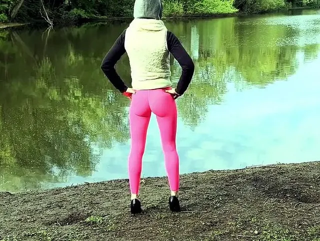 Rosa Leggings am See - wenn das mal nicht ein geiler genüsslicher Anblick ist