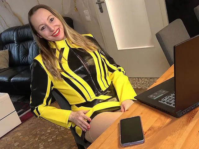 Natalie wichst sich im Homeoffice