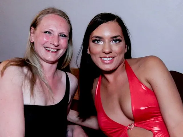 SPERMASPIELE EXTREM LANA UND LISA AO GANGBANG