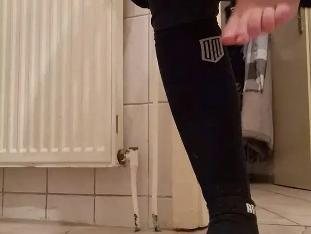 Reithose und Socken ausziehen