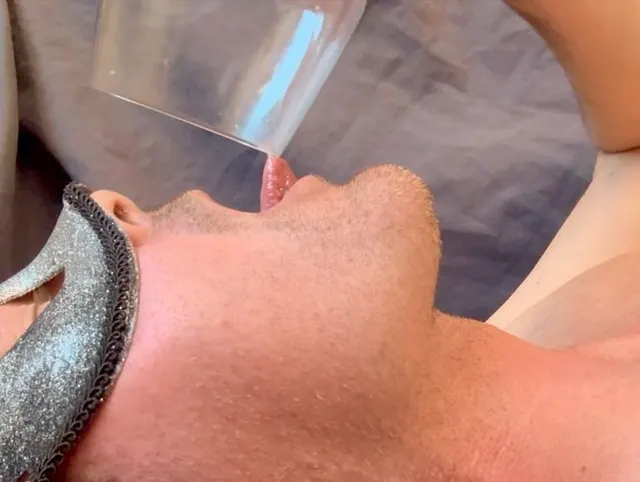 Schwanz in Weinglas abmelken und mein eigenes Sperma trinken - die eigene Sahne schlucken