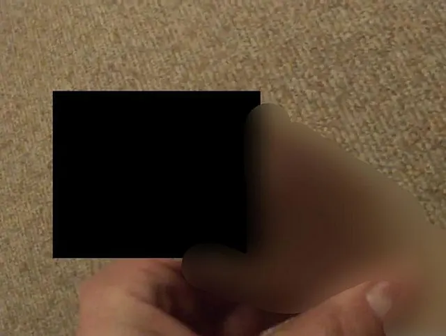 Mit dem hautfarbenen Nylonkniestrumpf den Schwanz abgemolken...