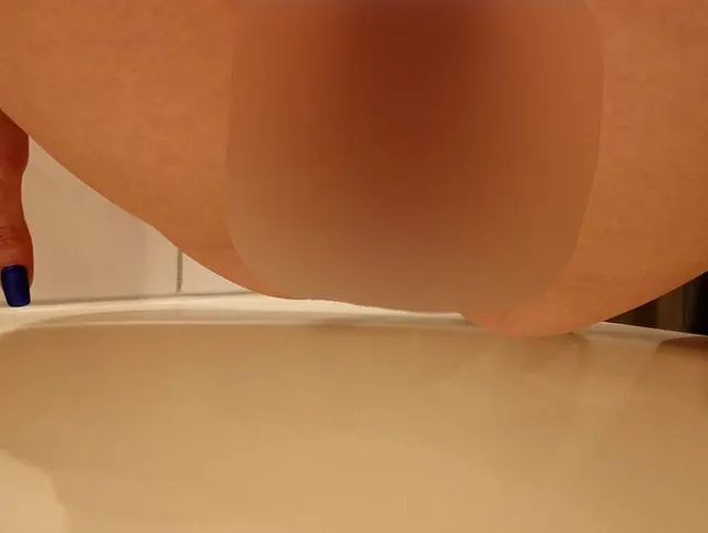 Kurzvideo wie sie in die Badewanne Pisst