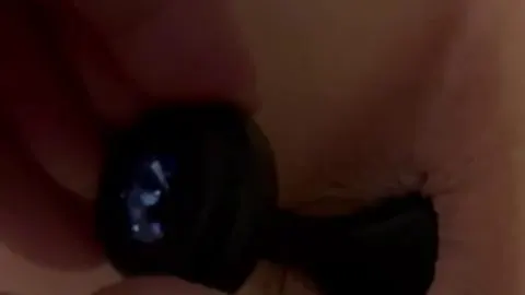 Kleiner Plug, Rosette gut entspannt, fickbar. Vorbereitung für die anale Dehnsession