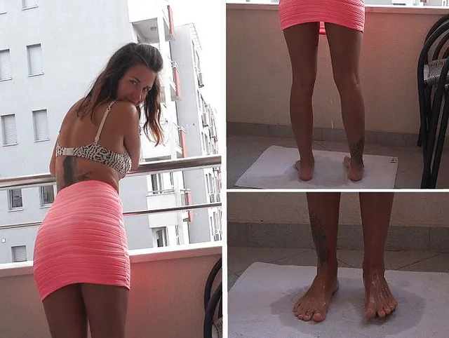 Mein stiefbruder fotografiert, wie ich auf dem Balkon meines Freundes uriniere