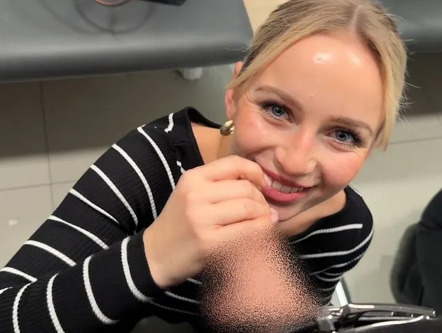 Date bekommt Blowjob in der Umkleidekabine :P
