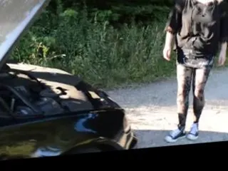 Geiler Creampie mit dem Monteur im Wald lach trage Chucks und Netzhalterlose