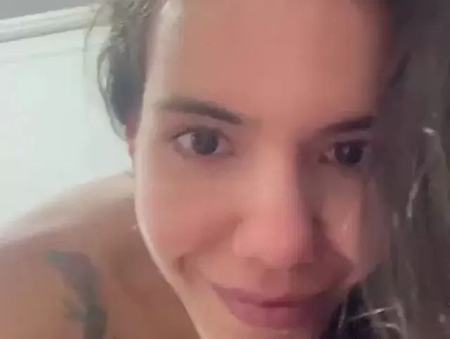 OMG!! Privater Striptease eskaliert… enge Rosette gedehnt + Muschi weit gespreizt bis zum Zittern!