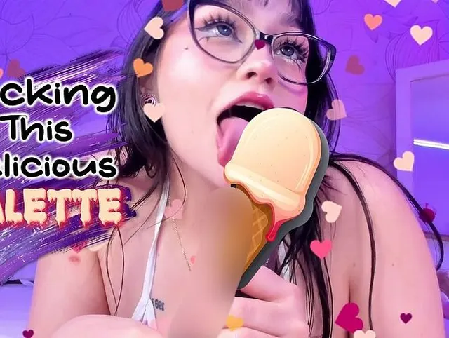 wunderschönes Mädchen, das ein köstliches cremiges Eis am Stiel leckt