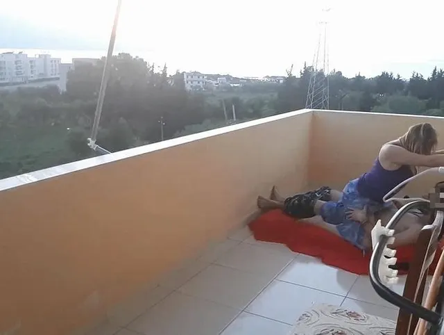Paar wird auf dem Hotelbalkon gefickt