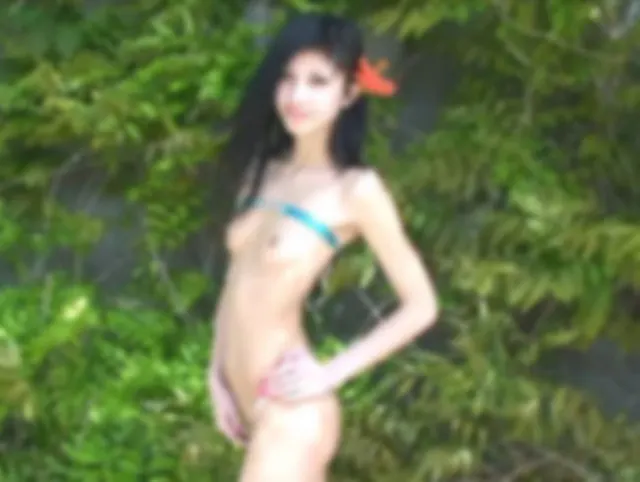 Hier komme ich, die kleine süße und immergeile Kim!