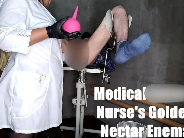 Medizinischer Fetisch - Einlauf mit goldenem Nektar der Krankenschwester