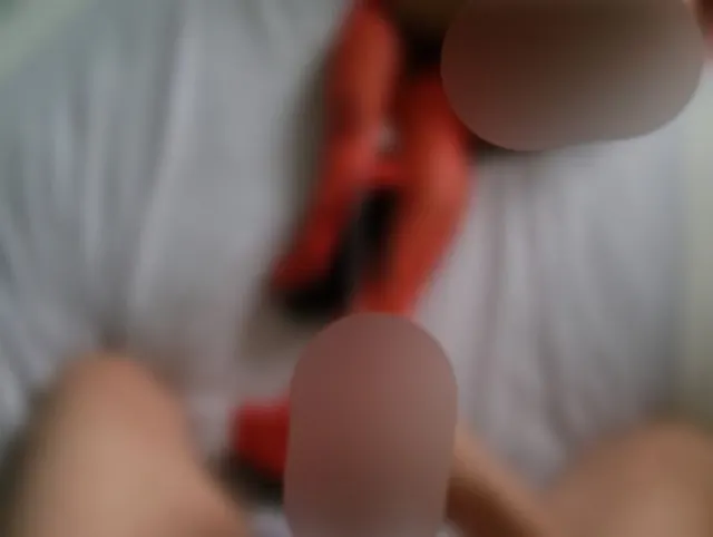Geile MILF im Kleid fickt in roten Strümpfen und High Heels