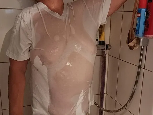 Wet T Shirt  Saggy Tits unter der Dusche
