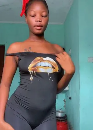 Sexy & Petite Ebony Princess - Verspielte private Kurzclips 1