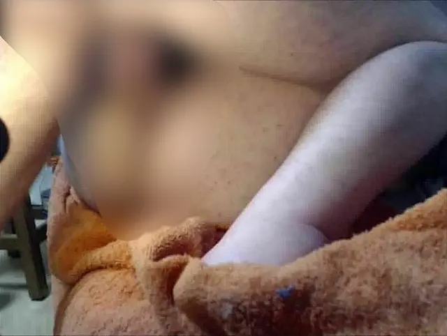 Er Fickt mich mit dem Dildo und Steckt dann seinen Schwanz dazu