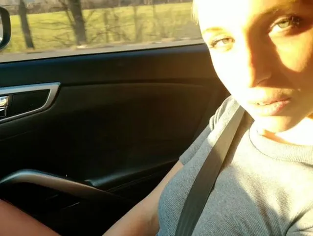 Eine junge italienische Schlampe saugt in einer Bar auf der Autobahn und wird im Männerbad gefickt