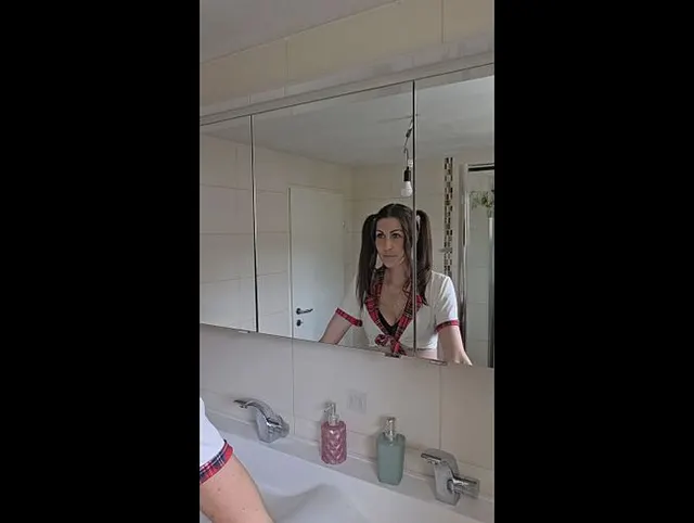 Schulmädchen kommt heim und besorgt es sich so richtig im Badezimmer