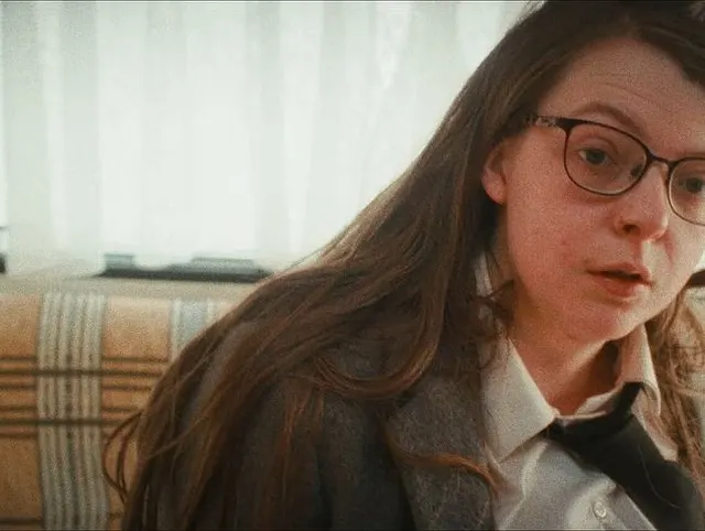 Aufstehen mit dem Stiefvater, schmutziges Schulmädchen-Rollenspiel mit Urin, Höschen und Spanking