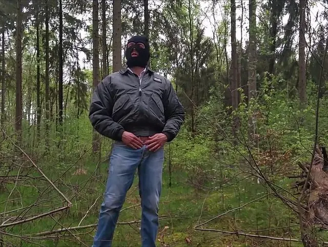 Der maskierte Wichser allein im Wald_Teil 2