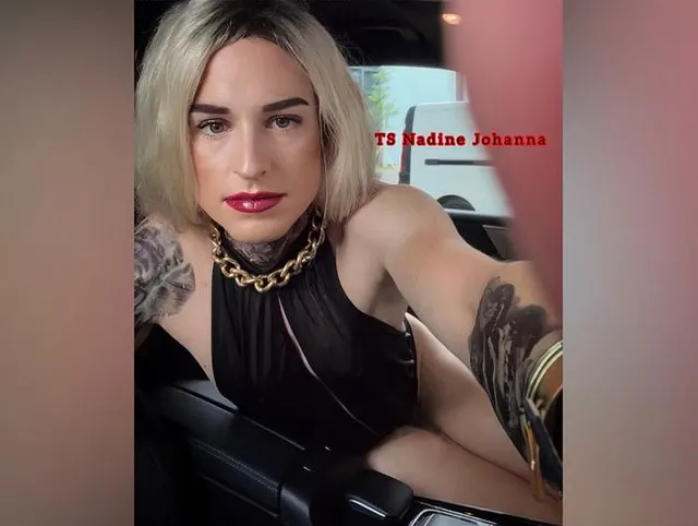 Die geile Schwanzlady Nadine Johanna wichst im Auto schön ihren Mädchenschwanz