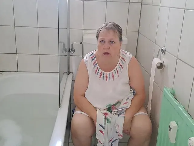 Sommerpiss auf dem Klo (Softcore)
